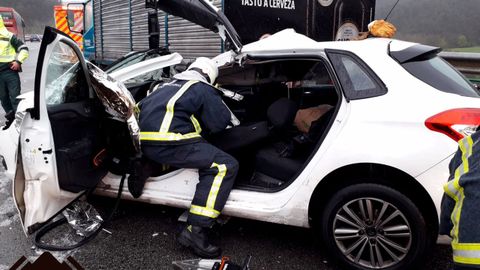 Un efectivo del SEPA interviene en el automóvil accidentado en la «Y» en Gijón