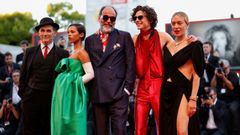 Luca Guadagnino, en el centro de la imagen, rodeado por los actores Mark Rylance, Taylor Russell, Timoth�e Chalamet y Chloe Sevigny.