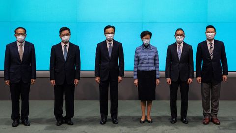 La primera ministra Lam posa con los nuevos ministros