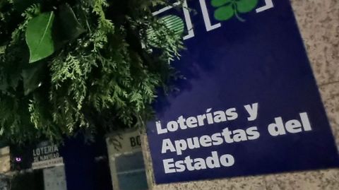 Imagen de archivo de la se�al identificativa de una administraci�n de Loter�a.