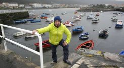 <span lang= gl >Xos� Iglesias Lamela, hai tan s� uns d�as, no peirao de Cee, a vila onde naceu no ano 1974; decl�rase un namorado da Costa da Morte. </span>