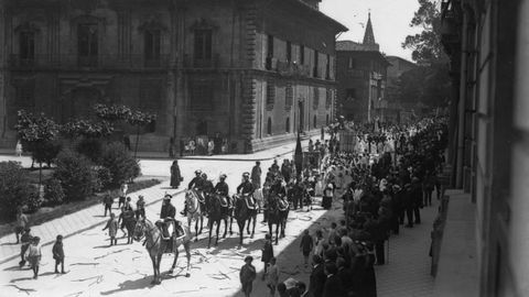 Procesi�n del Corpus por la plaza Porlier de Oviedo. En esta festividad comienzan a aparecer los s�banos y los diablos disfrazados