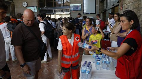 Personal de la Cruz Roja reparti� botellas de agua en la estaci�n de Ourense, este mi�rcoles, mientras decenas de personas sufr�an el bloqueo de la circulaci�n.