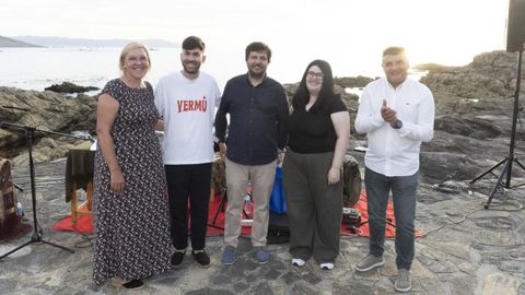 Los tres premiados, junto al alcalde de Laxe y a la concejala de Cultura