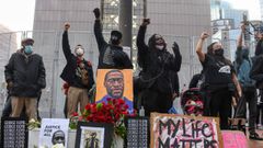 Manifestantes exigen justicia para Floyd en una protesta en Mine�polis ante el inicio del juicio