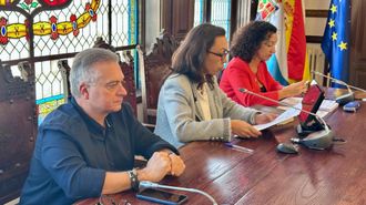 La pol&eacute;mica de las horas extras se col&oacute; en el pleno municipal de Mar&iacute;n, presidido por la alcaldesa, Mar&iacute;a Ramallo (en el centro de la imagen).