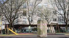 La plaza de Rosal�a antes de la reforma, en una fotograf�a tomada el lunes tras la retirada de la estatua de la autora y con la zona ya rodeada de vallas.