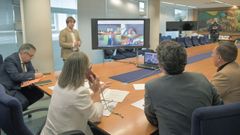 Ethel V�zquez (de blanco, hablando por tel�fono), conselleira de Infraestruturas, y Javier Arias (el segundo por la derecha), delegado de la Xunta en Lugo, siguiendo la reuni�n presentada por el Ministerio de Transportes sobre el derrumbe del viaducto de la A-6, acompa�ados de otros cargos de la Xunta.