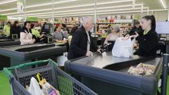 Clientes en un supermercado Cuevas Cash en Burela, en una imagen de archivo