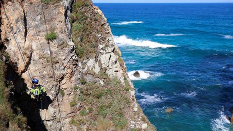 Los bomberos del SPEIS de Nar�n, en la formaci�n de rescate vertical por los acantilados de Pena Lopesa