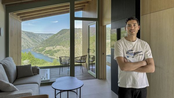Miguel lvarez en una de las cabaas, con vistas al ro Sil
