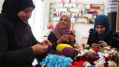 De izquierda a derecha, Laila y Rihab, junto a otra compa�era, tejen en el Crochet Community Collective de Chtoura, en el L�bano.
