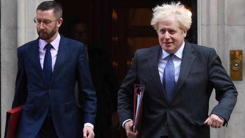 Boris Johnson sale, este martes, de Downing Street