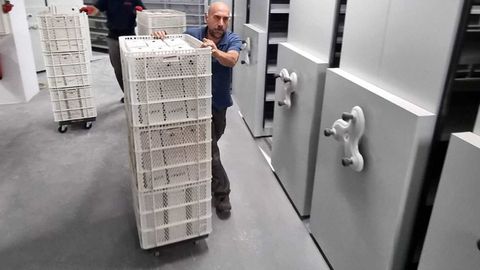 Unos operarios trasladan expedientes judiciales al archivo de la Cidade da Xustiza