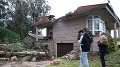 Cae un eucalipto de grandes dimensiones sobre una vivienda en Ribadumia. Borrasca Ingrid