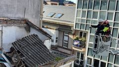 Intervenci�n de los bomberos de A Coru�a en una casa en ruinas