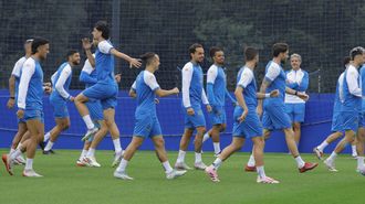 Los futbolistas del Deportivo saltan al campo para acometer un entrenamiento en el D�por Training Center