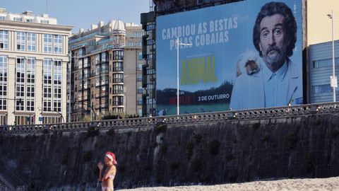 Cartel promocional de la nueva película de Luis Zahera, «Animal», sobre un edificio en el Orzán