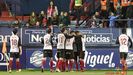 Los jugadores del N�stic celebran uno de sus goles a Osasuna