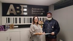 Dolores Garc�a S�nchez y Daniel Garc�a, presidente de la ABE, sellaron el acuerdo

