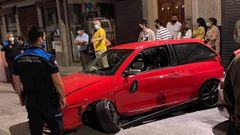 Un vecino de Mi�o choca contra seis veh�culos aparcados en una calle de Betanzos.As� acab� el coche del mi�ense que provoc� el accidente