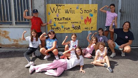 Niños de San Xoán de Río crean carteles de apoyo a los brigadistas