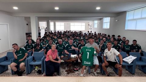 Nico Adega con los canteranos del Racing de Ferrol