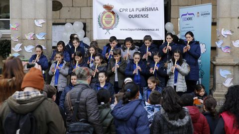 Paz Ourense.Lectura de manifiesto y suelta de globos en la praza Maior de Ourense