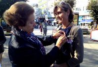 �lida Sanz, de la junta local carballesa de la Asociaci�n contra el C�ncer, coloc� numerosos lazos.