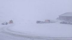 Una m�quina quitanieves abre la carretera de acceso al puerto de San Isidro