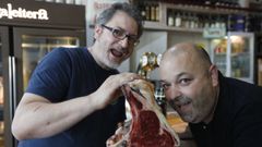 El cocinero Pablo Otero con el presidente de la asociaci�n de vecinos de Melias, Alberto Rivero