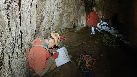 Los expertos, trabajando en la cueva.