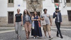 De esquerda a dereita, Karolina, Cliona, a profesora Mar�a L�pez, Cristiano e Luis �ngel, na praza de Mazarelos de Santiago.