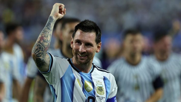 Leo Messi celebra su clasificaci&oacute;n tras eliminar Argentina a Cabo Verde.