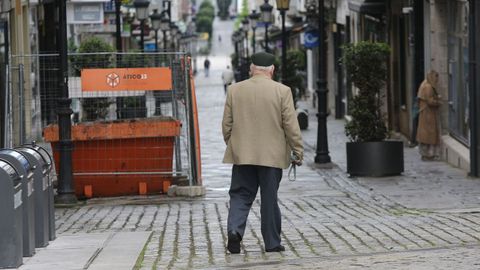 Personas mayores paseando por Ferrol