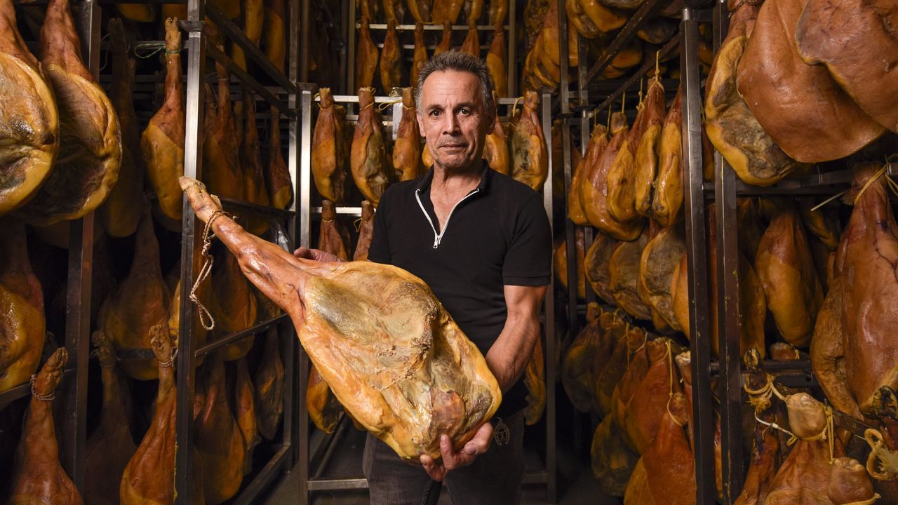 De dormir en el coche a curar 50.000 jamones al año en Pontevedra