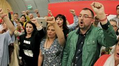  El alcalde de Laviana, Adri�n Barb�n (d), tras ser elegido nuevo secretario general de la FSA-PSOE en las elecciones primarias, con Adriana Lastra y Gimena Llamedo