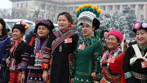 Delegadas vestidas con trajes de minor�as �tnicas abandonan el Gran Sal�n del Pueblo tras la ceremonia de apertura de la Cuarta Sesi�n del XIV Congreso Nacional del Pueblo de China en Pek�n.