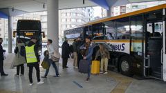 Viajeros haciendo el transbordo del tren al autob�s, el transporte alternativo tras los cortes por la instalaci�n del ERTMS