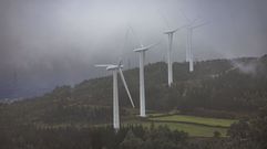El parque de Sembra fue anunciado junto a otros dos, Paxareiras II y Codesos. Este �ltimo, que por supuesto no estar�a al lado de Codesos (Cee), se cay� en la tramitaci�n por la proximidad de petroglifos y el Cami�o, en Dumbr�a. De momento, el municipio tiene 114 molinos repartidos en cinco parques e�licos. En la imagen, uno pr�ximo al Chan das Lagoas