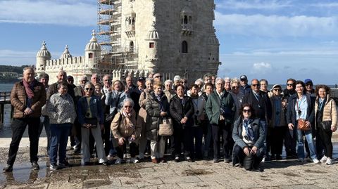 Los laracheses, con la Torre de Bel�m al fondo 