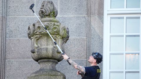 Un oficial de polica revisa el balcn del castillo de Christiansborg varias horas antes de la abdicacin de la reina Margarita en favor de su hijo Federico.