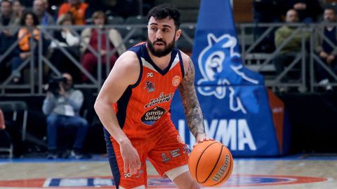 D�dac Cuevas, con el bal�n, en el duelo ante el Alicante.