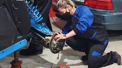 Rompiendo estereotipos. Anth�a Su�rez, en imagen en el taller de Espasante donde realiza las pr�cticas actualmente, quiso estudiar un ciclo de Formaci�n Profesional en lugar de ir a la Universidad porque quer�a encontrar pronto salidas laborales, y tener a la vez la posibilidad de seguir form�ndose en lo que le verdaderamente le apasiona: la mec�nica. 