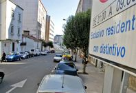 La ciudad cuenta con una docena de �mbitos con aparcamiento para residentes. 