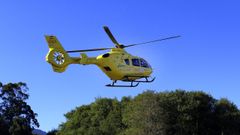 El helic�ptero del 061 se desplaz� este jueves a Boiro para asistir a un menor herido. 