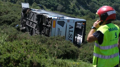 Accidentados son atendidos por los servicios sanitarios tras despearse un autobs con 48 pasajeros en la subida a los Lagos de Covadonga