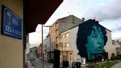 El cartel de Xela Arias junto al mural de la escritora elaborado por Mon Devane en su calle