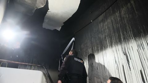 Efectivos de la Polic�a Nacional accediendo al inmueble afectado por el incendio.