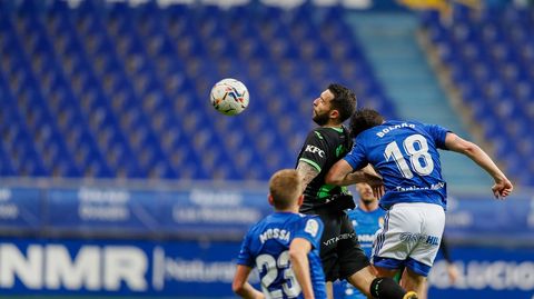 Borja Bastn, con Christian y Mossa, en el Oviedo-Legans de la temporada pasada